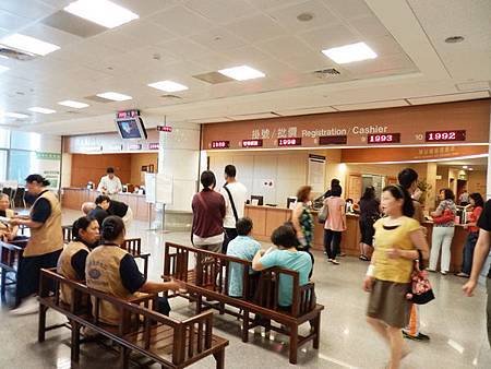 慈濟醫院台北分院掛號批價櫃台.JPG