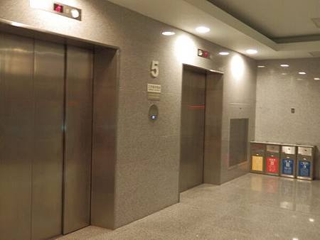 慈濟醫院台北分院電梯 (1).JPG