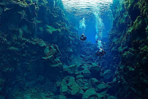 divers-heading-into-silfra-hall-catherdal-wolfgang-polzer.jpg