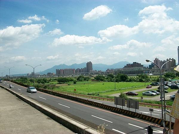 2011-06-12 在堤防上拍風景