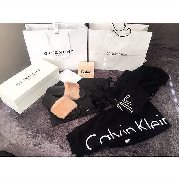 GIVENCHY-FLAT SANDALS39
