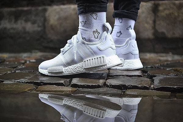 Adidas Originals NMD R1 SNEAKERS32