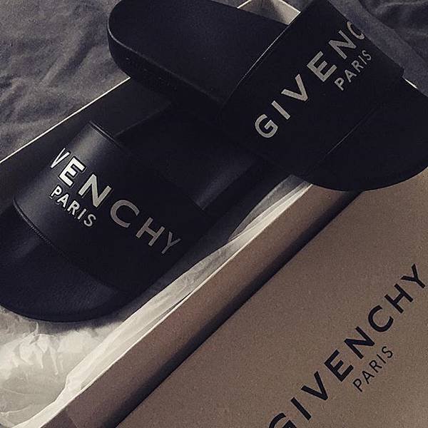 GIVENCHY-FLAT SANDALS9