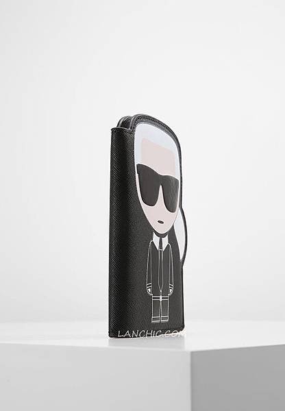 Karl Lagerfeld passport case8-1