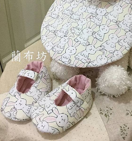 粉紅兔,淘氣猴Baby圍兜與Baby鞋-3