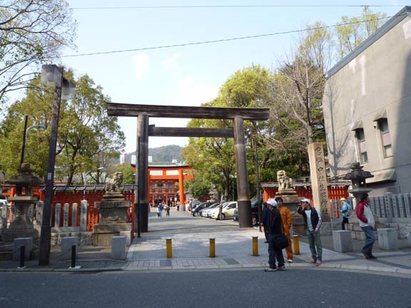 就在モ－リヤ不遠處的生田神社