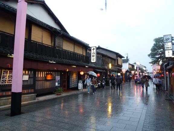 雨中花見小路