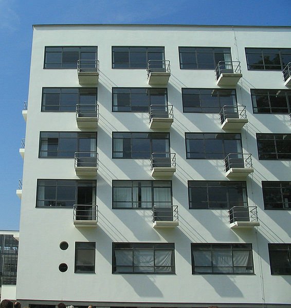 566px-Bauhaus-Dessau_Wohnheim_Balkone.jpg