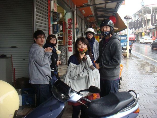 無奈的等雨停  下山到一半竟然突然下大雨.....