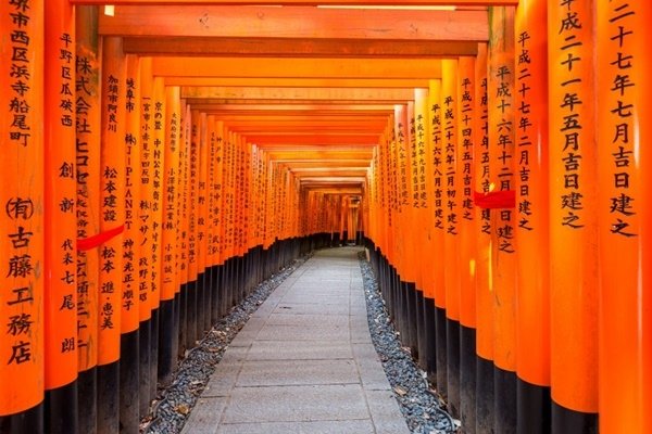 Japan_Kyoto_Fushimi-Inari-Shrine_Ashutterstock_532487164-2.jpg