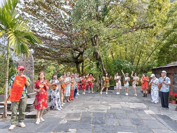 台灣全人中山新城關懷據點長者與烏克麗麗樂團一日遊