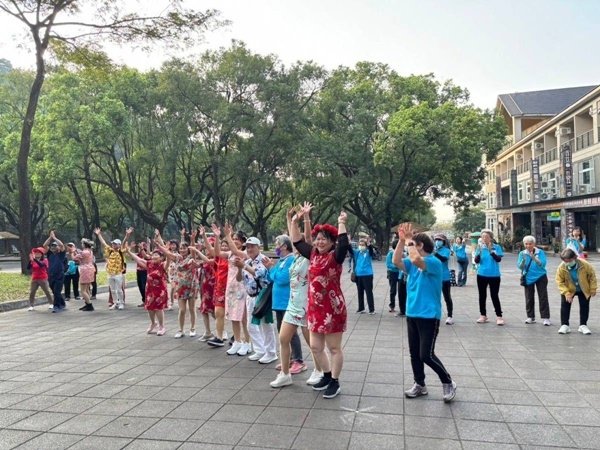 台灣全人中山新城關懷據點長者與烏克麗麗樂團一日遊