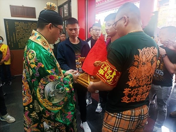 台南將軍苓雅寮金虎爺慈善會蒞臨鳳山白龍庵謁祖進香開光啟靈吉慶