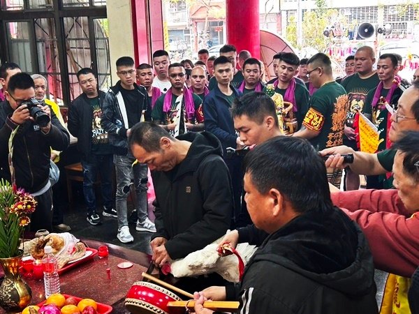 台南將軍苓雅寮金虎爺慈善會蒞臨鳳山白龍庵謁祖進香開光啟靈吉慶