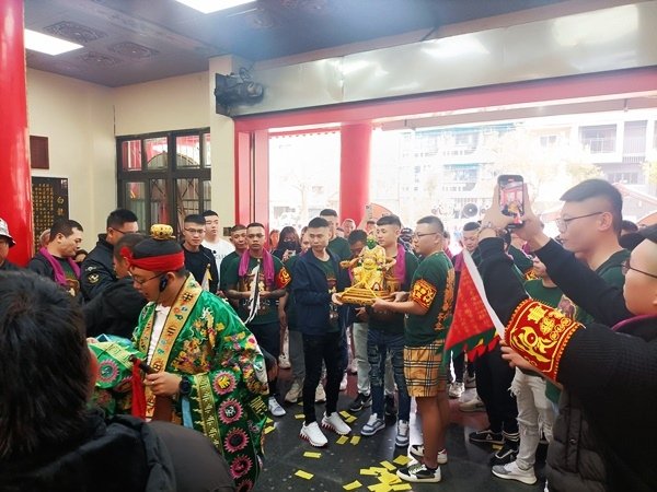台南將軍苓雅寮金虎爺慈善會蒞臨鳳山白龍庵謁祖進香開光啟靈吉慶
