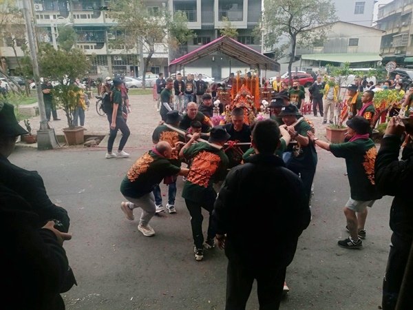 台南將軍苓雅寮金虎爺慈善會蒞臨鳳山白龍庵謁祖進香開光啟靈吉慶