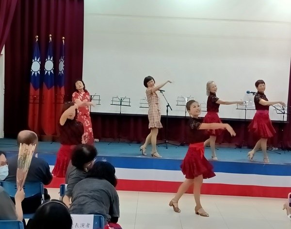 台灣全人關懷照護服務協會舉辦岡山榮民之家「溫馨五月天 ‧ 娛