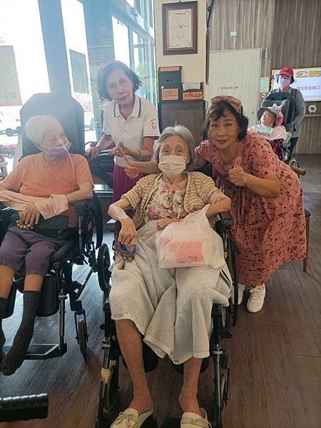 台灣全人關懷照護服務協會仁武博正樂齡護理之家娛老服務
