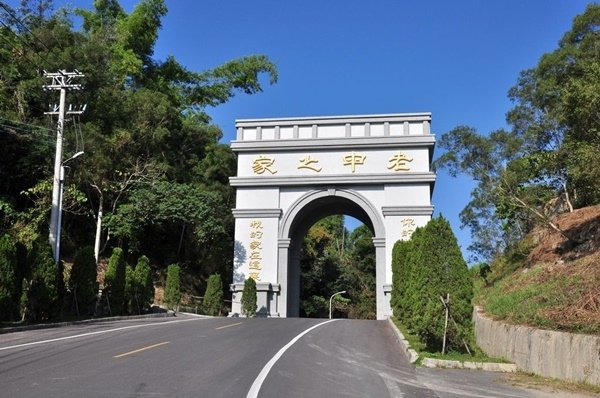 老頑童幸福專車茂林蝴蝶生態公園、神威天台山、旗山糖廠、武德殿