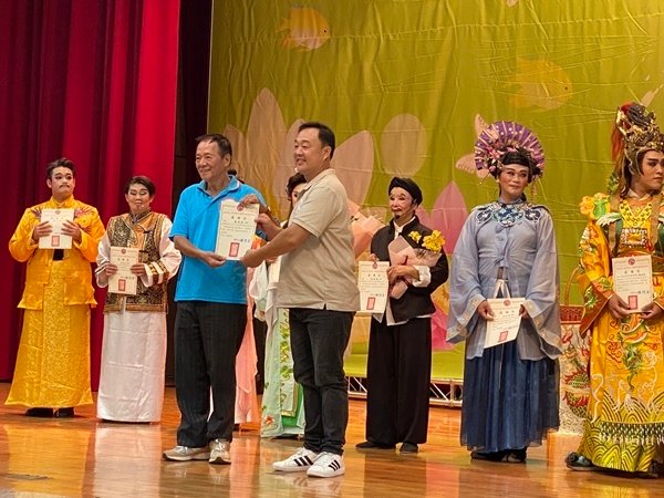 台灣全人關懷協會相招來看大戲．福祿添壽全