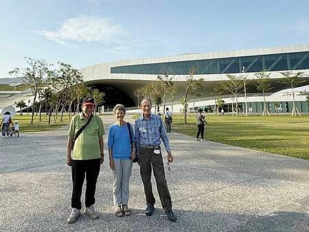 紐西蘭國際友誼團遊高屏舊鐵橋溼地公園、衛武營、佛陀營紀念館巡