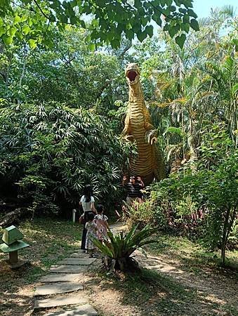 鳳山長青學苑書法水墨直笛班慈濟茶園、西湖渡假村一日遊
