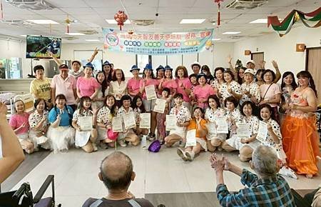 台灣全人關懷照護服務協會長宸護理之家娛老服務慶祝母親節