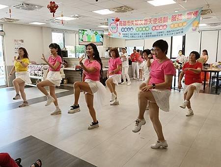 台灣全人關懷照護服務協會長宸護理之家娛老服務慶祝母親節