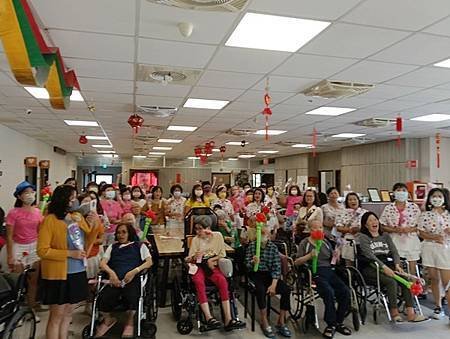 台灣全人關懷照護服務協會長宸護理之家娛老服務慶祝母親節