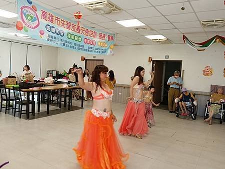台灣全人關懷照護服務協會長宸護理之家娛老服務慶祝母親節