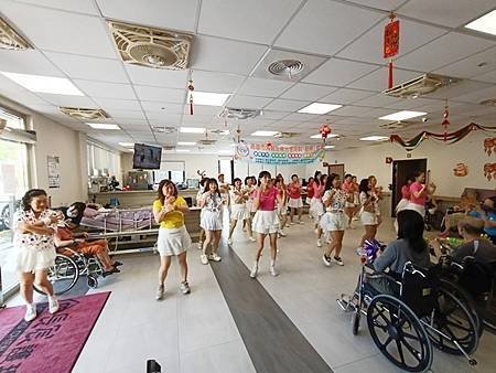 台灣全人關懷照護服務協會長宸護理之家娛老服務慶祝母親節