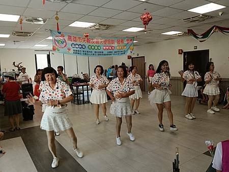 台灣全人關懷照護服務協會長宸護理之家娛老服務慶祝母親節