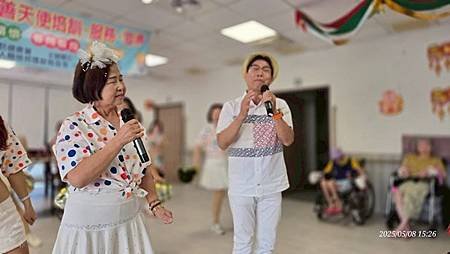 台灣全人關懷照護服務協會長宸護理之家娛老服務慶祝母親節