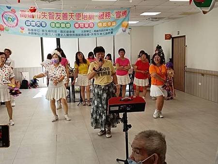 台灣全人關懷照護服務協會長宸護理之家娛老服務慶祝母親節