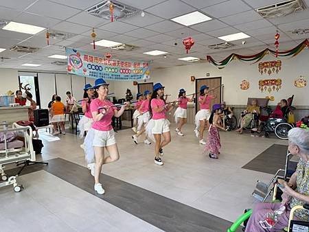 台灣全人關懷照護服務協會長宸護理之家娛老服務慶祝母親節