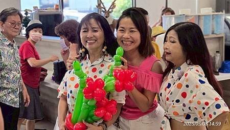 台灣全人關懷照護服務協會長宸護理之家娛老服務慶祝母親節