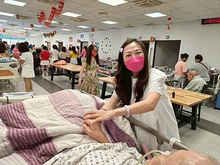 台灣全人關懷照護服務協會長宸護理之家娛老服務慶祝母親節