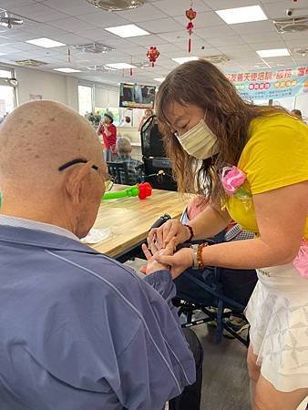 台灣全人關懷照護服務協會長宸護理之家娛老服務慶祝母親節