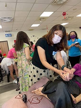 台灣全人關懷照護服務協會長宸護理之家娛老服務慶祝母親節