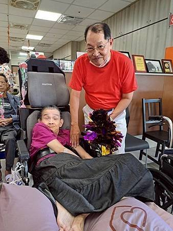台灣全人關懷照護服務協會長宸護理之家娛老服務慶祝母親節