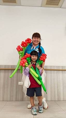 台灣全人關懷照護服務協會長宸護理之家娛老服務慶祝母親節