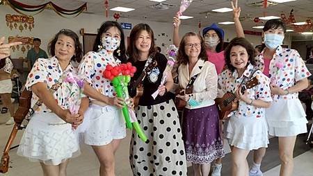 台灣全人關懷照護服務協會長宸護理之家娛老服務慶祝母親節