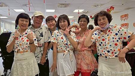 台灣全人關懷照護服務協會長宸護理之家娛老服務慶祝母親節