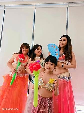 台灣全人關懷照護服務協會長宸護理之家娛老服務慶祝母親節