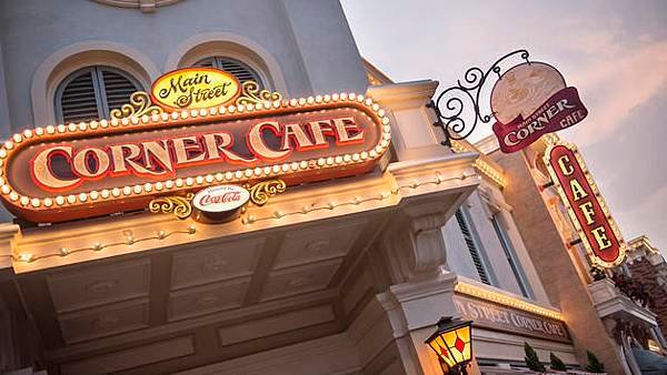 hkdl-main-street-corner-cafe-hero-00.jpg