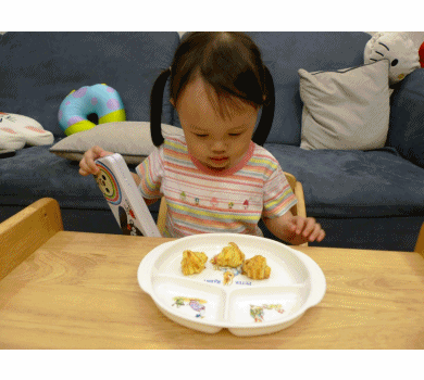 吃可頌.gif
