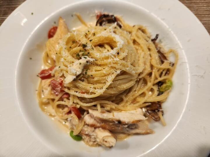 4-BLUE HOUSE奶油雞肉義大利麵(調整).jpg