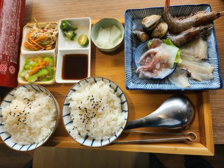 12-漁田村醃漬小菜.每日小菜.現切石斑魚片.特大蛤蠣.船凍透抽.白蝦.宜蘭冠軍米飯(調整).jpg