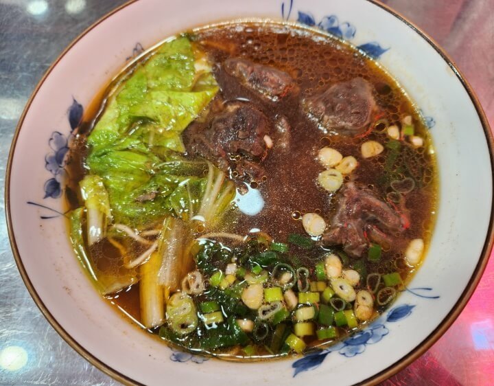 4-小黃原汁牛肉麵小碗招牌牛肉麵(紅燒細麵)(調整).jpg
