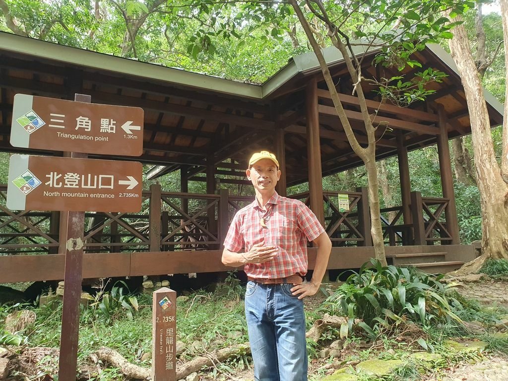 藍天白雲下里龍山！